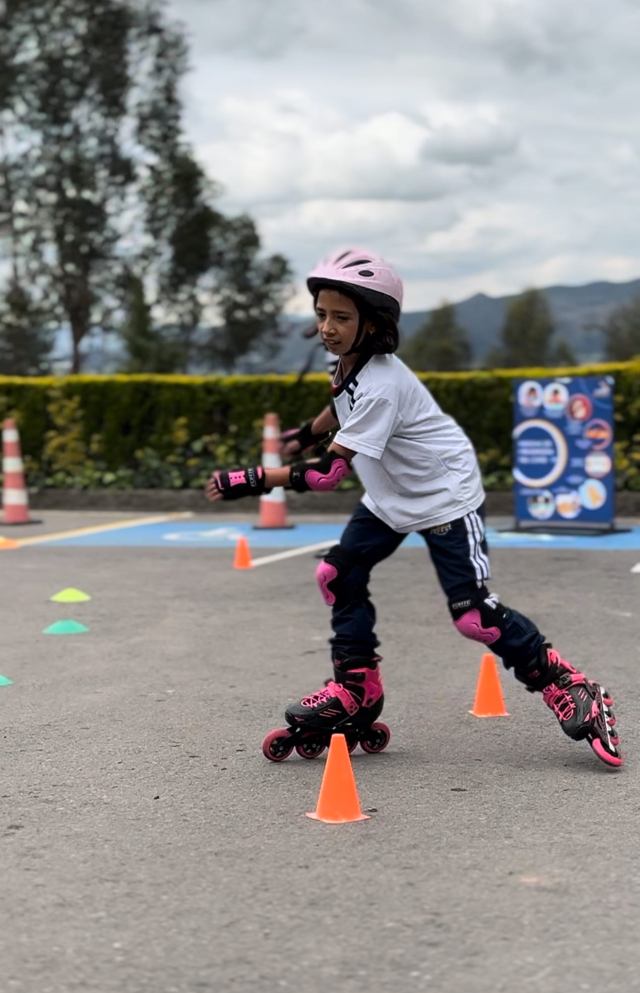 Estudiante del Colegio Calatrava practicando patinaje en línea entre conos, con casco y protecciones